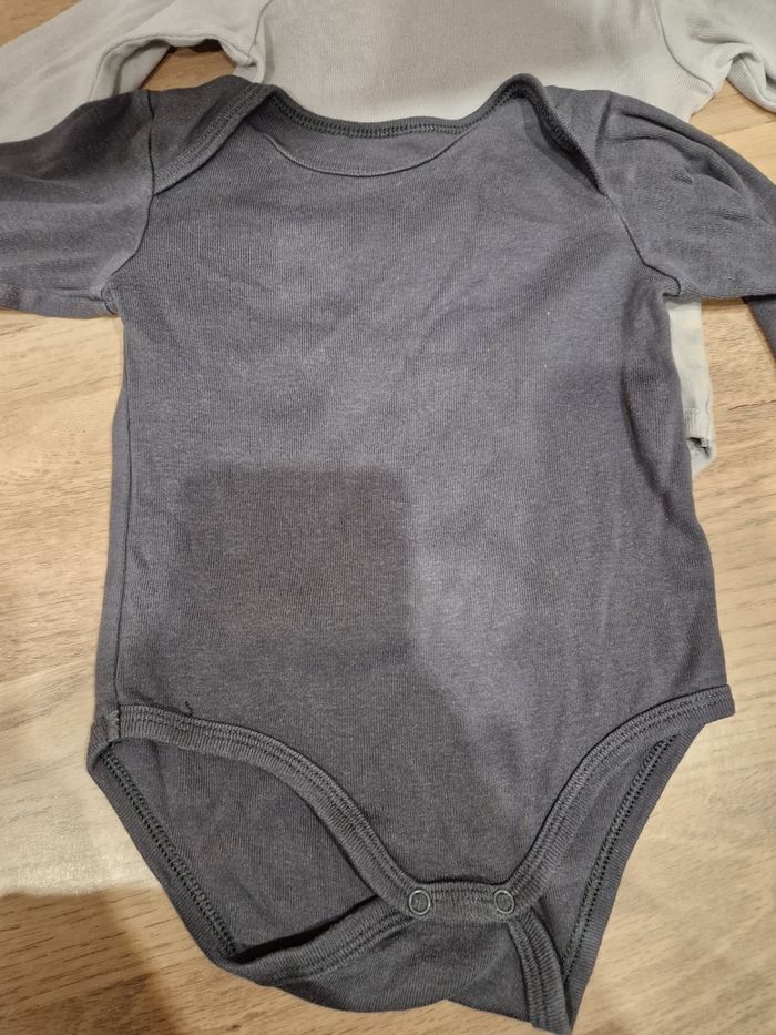 Lot de 2 bodies. 12 mois - photo numéro 2
