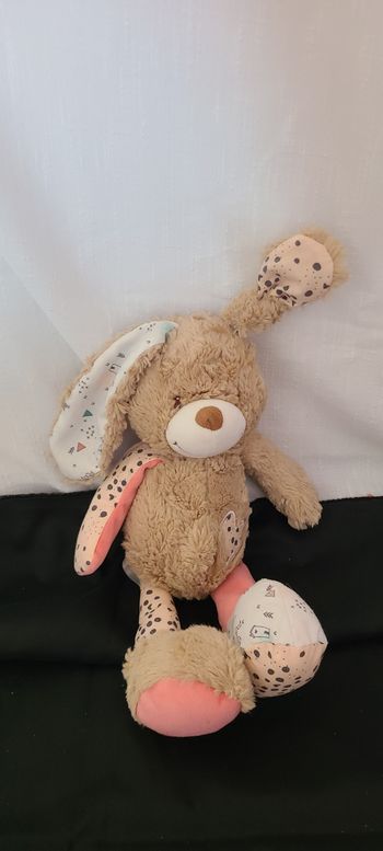 Peluche Galopin lapin TAPE A L'OEIL Tao beige rose saumon 35 cm