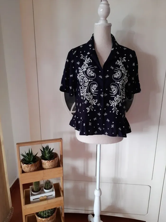 Camisa con bordados - photo numéro 2