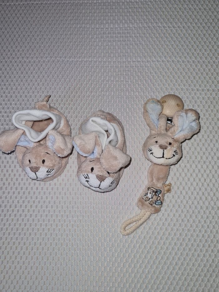 Lot chausson 3/6 mois attache sucette