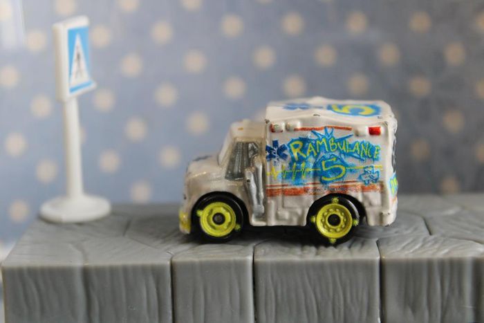 Disney Pixar cars mini racer Dr Damage - photo numéro 2