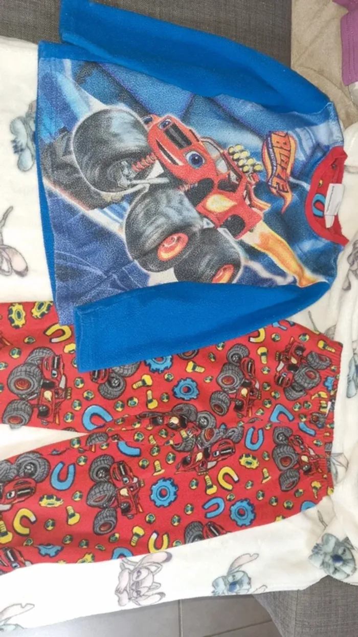 Pyjama polaire blaze et les monster machines 5/6 ans en bon état