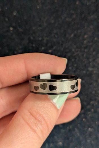 Bague en acier avec des coeurs