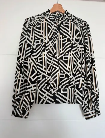 Blouse Karl Lagerfeld noire et blanche à motifs graphiques – T34