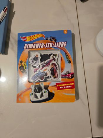 Livre voiture avec aimant