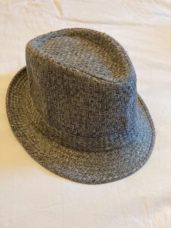 Chapeau gris et noir