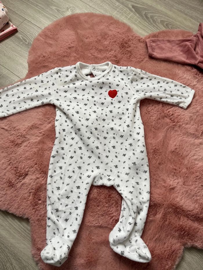 Lot 4 pyjamas 1 pièce velours bébé fille 9 mois - photo numéro 5
