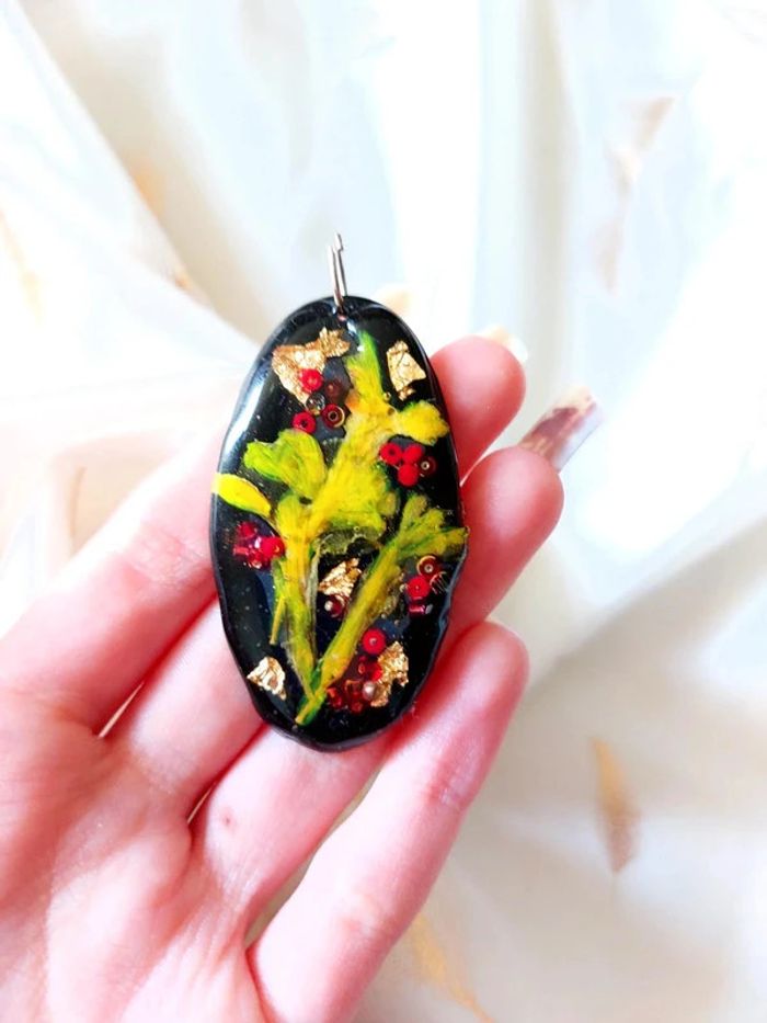 Magnifique pendentif noir avec fleurs et feuilles d'or - photo numéro 4