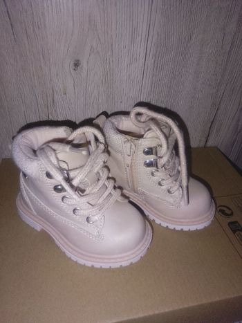 Paire de chaussure bébé pointure 19