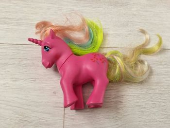 Jouet Mon petit poney vintage My little pony licorne rose motifs crinière arc en ciel 1984