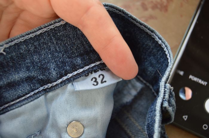 Jean bleu Tommy Hilfiger taille 32 US – coupe droite – poches arrière brodées - photo numéro 3