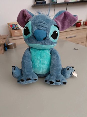 Peluche Stitch qui chante et danse.