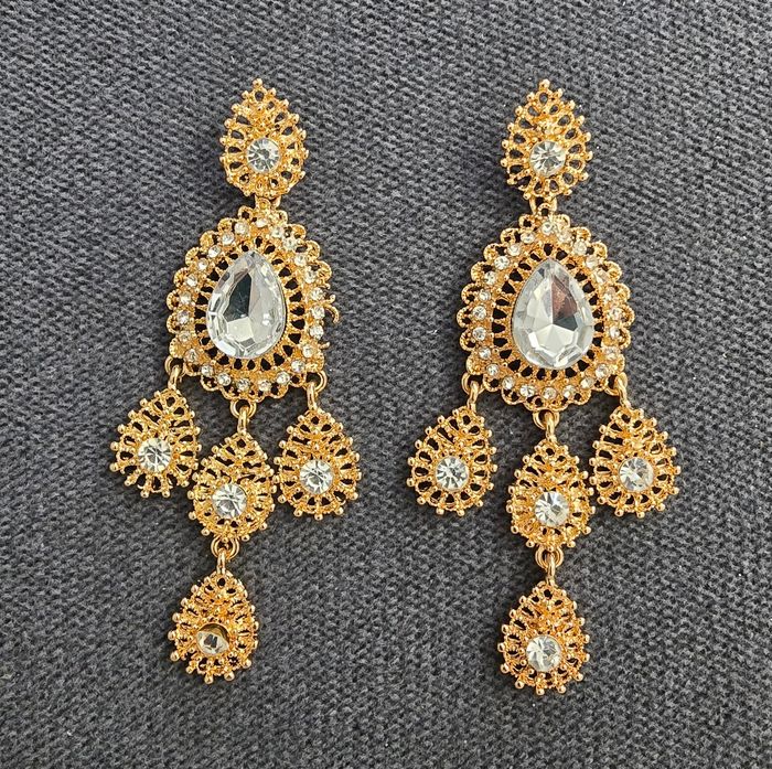 Boucles d’oreilles dorées style oriental – modèle chandelier, pierres claires étincelantes