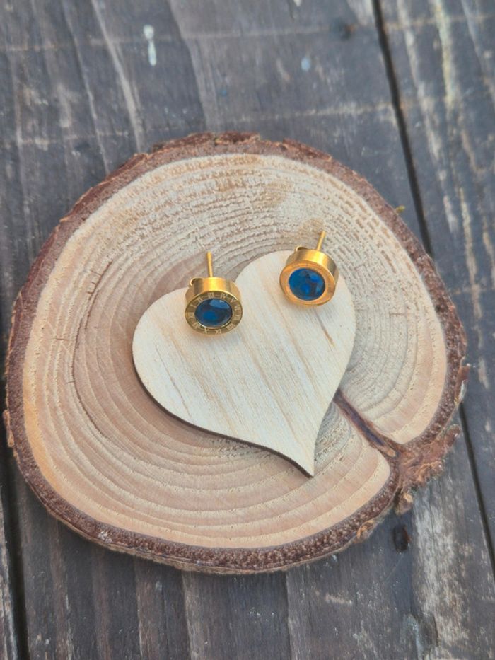 Magnifique boucle d'oreilles bleu avec chiffres Romains en acier - photo numéro 3