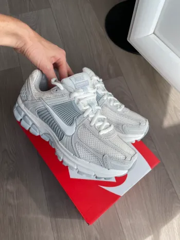 Baskets femme Nike ZOOM Vomero 5 neuves - Gris/Blanc