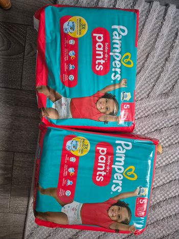 2 paquets neufs de couches pampers T5