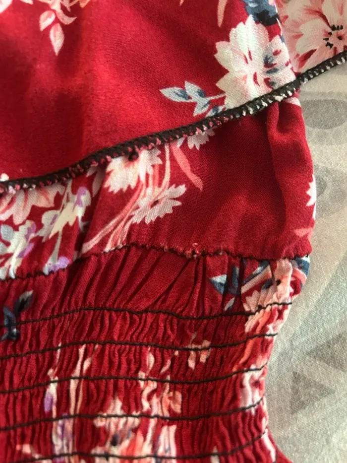Très jolie robe de couleur rouge à motifs fleuris - photo numéro 8