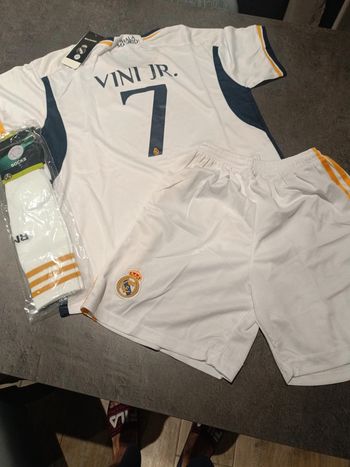 Tenue foot Real Madrid Vini Jr blanc. T.30