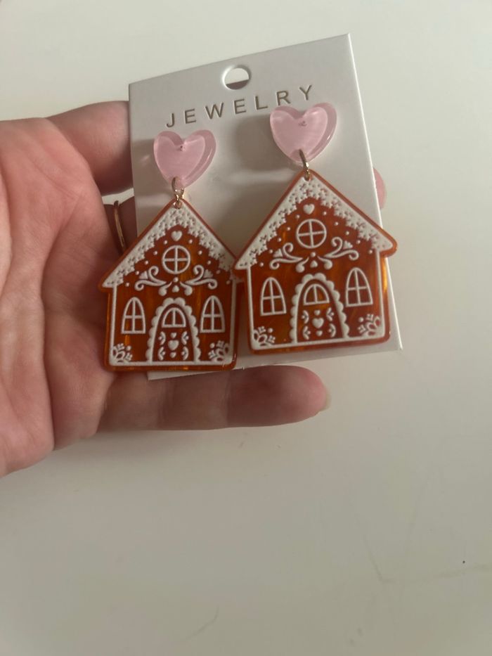 Boucles d’oreilles thème Noël  NEUVES avec étiquette  pour femme maison pain d’épices - photo numéro 2