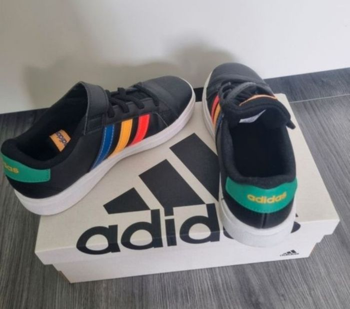 baskets Adidas taille 31 en excellent état - photo numéro 2