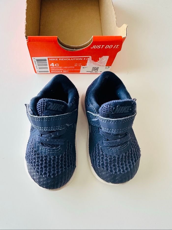Paire de baskets - Nike Révolution 4 - taille 19,5 - photo numéro 3