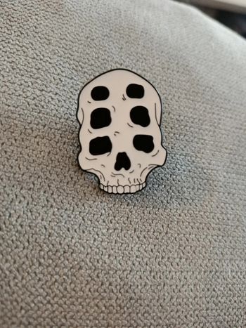 Pins neuf crâne tête de mort