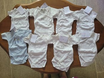 Lot de 8 bodies MC  naissance/1 mois