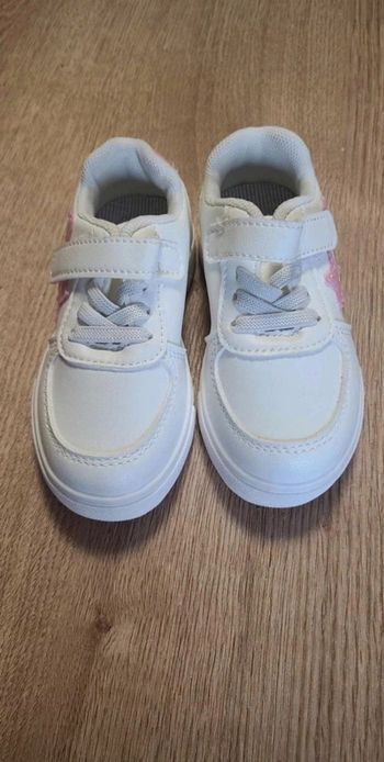 Basket neuve blanche a motif rose pointure 22