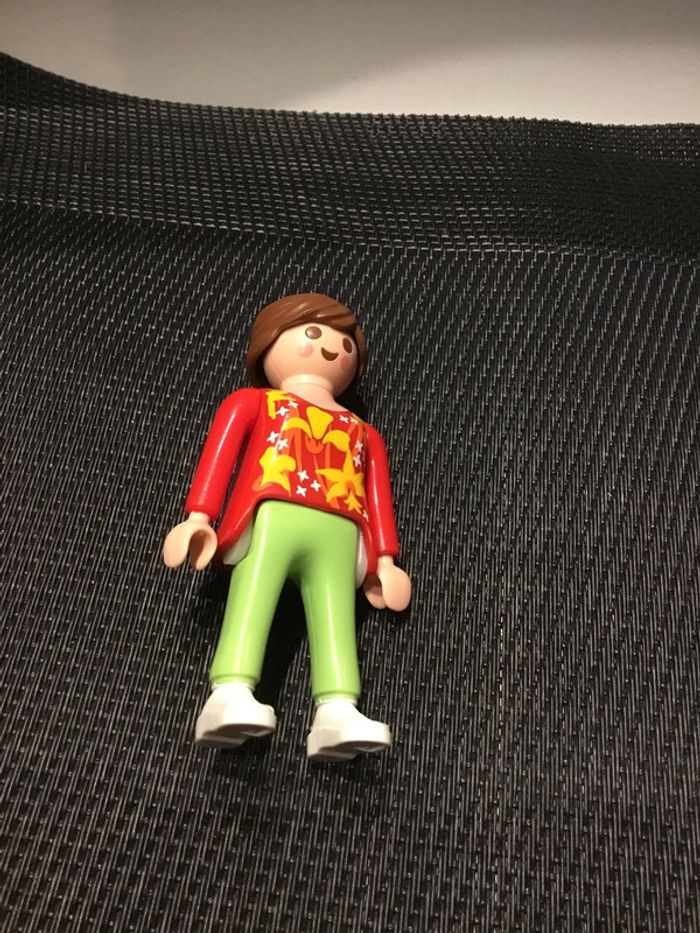 Playmobil figurine femme brune pantalon vert et haut à fleurs - photo numéro 3