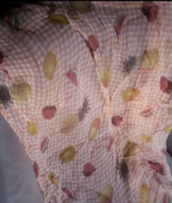 Foulard orangé et fruit