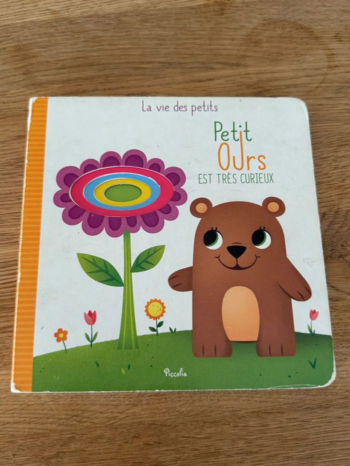 Livre Petit ours est très curieux