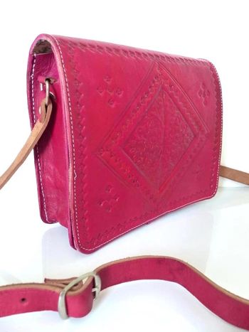 Sac bandoulière neuf en cuir pleine fleur tannage naturel fuchsia & teinté Besace Ethnique neuve