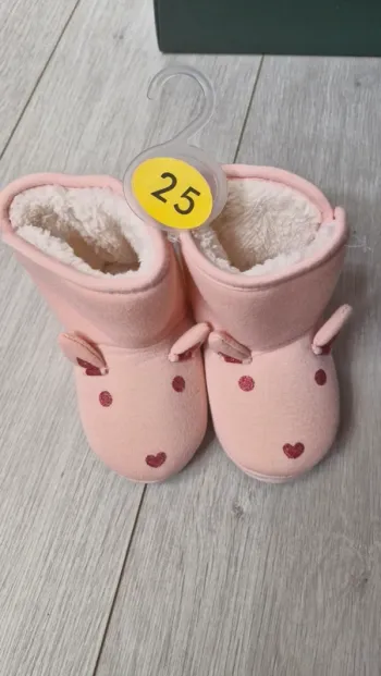 Pantoufles bottes fourrées pointure 25 neuves