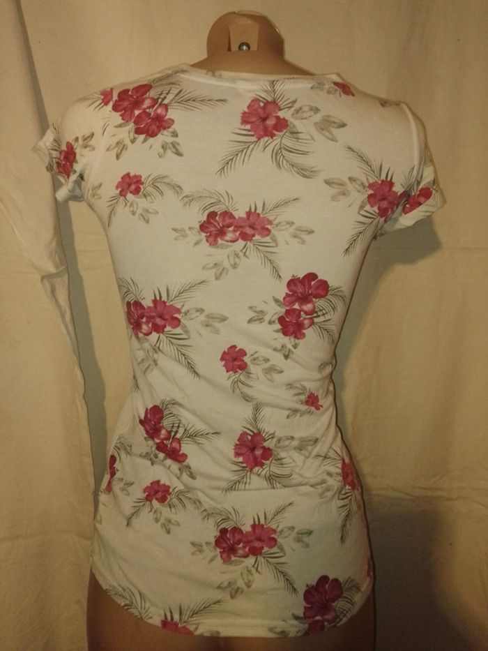 T-shirt fleuri - photo numéro 2