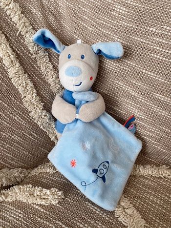 Peluche doudou mouchoir 25cm sucre d’orge chien bleu et gris très bon état