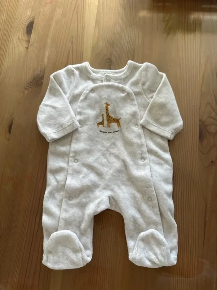 Vend pyjama 1 pièce marque tape à l'oeil taille 0 mois en très bonne état