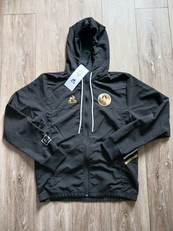 Veste coupe-vent noire logo doré à capuche Le Coq Sportif édition Jeux Olympiques Paris 2024 taille M 