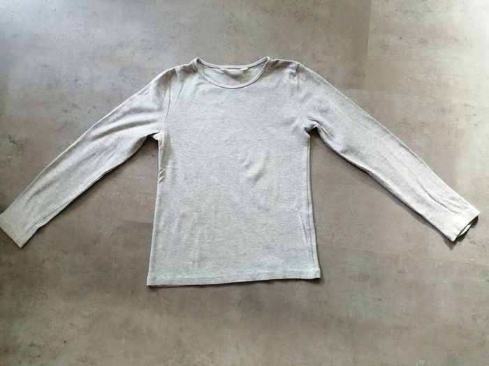 T shirt manches longues gris clair Taille 6/8 ans