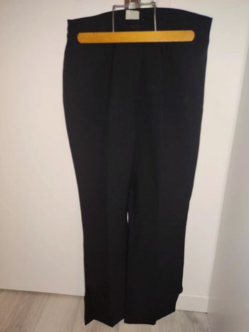 Pantacourt noir droit taille 40 fendu sur bas