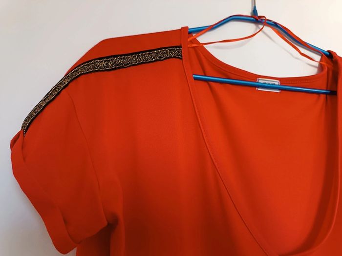 Blouse col en V avec bande noire et strass sur les épaules - taille S/M - neuf - pimkie - photo numéro 3