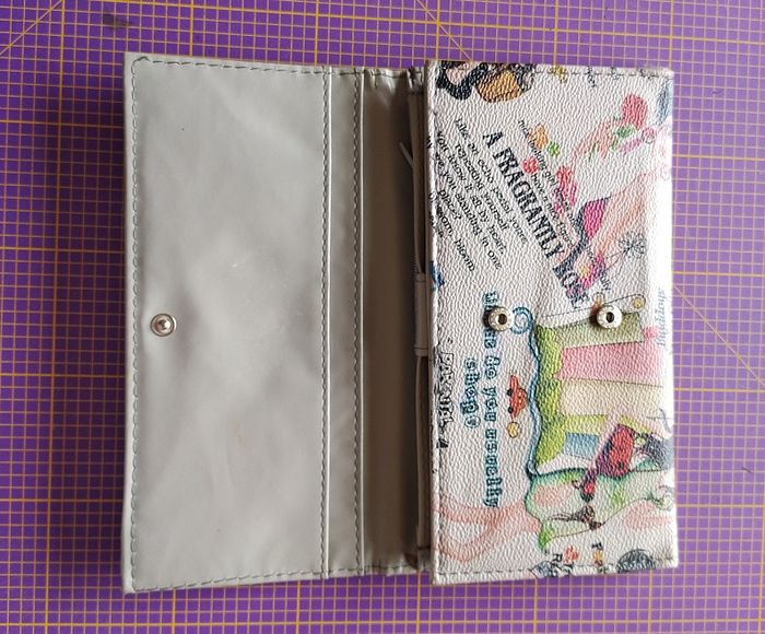 Porte feuille gris clair dessin de mode - photo numéro 3