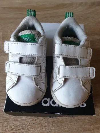 Baskets Adidas blanches 20