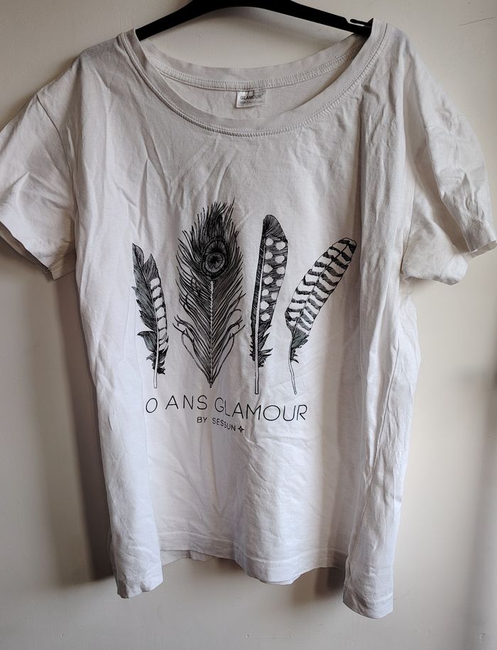 T-shirt blanc imprimé plumes – Glamour