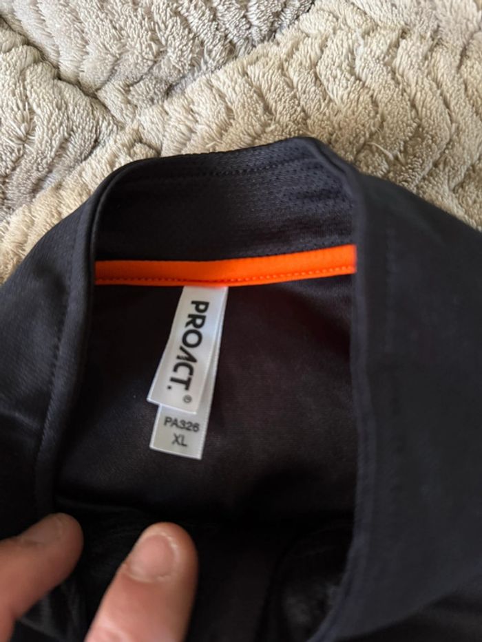 Sweat-shirt de sport noir à manches longues en très bon état taille Xl | Parfait pour l’entraînement - photo numéro 2