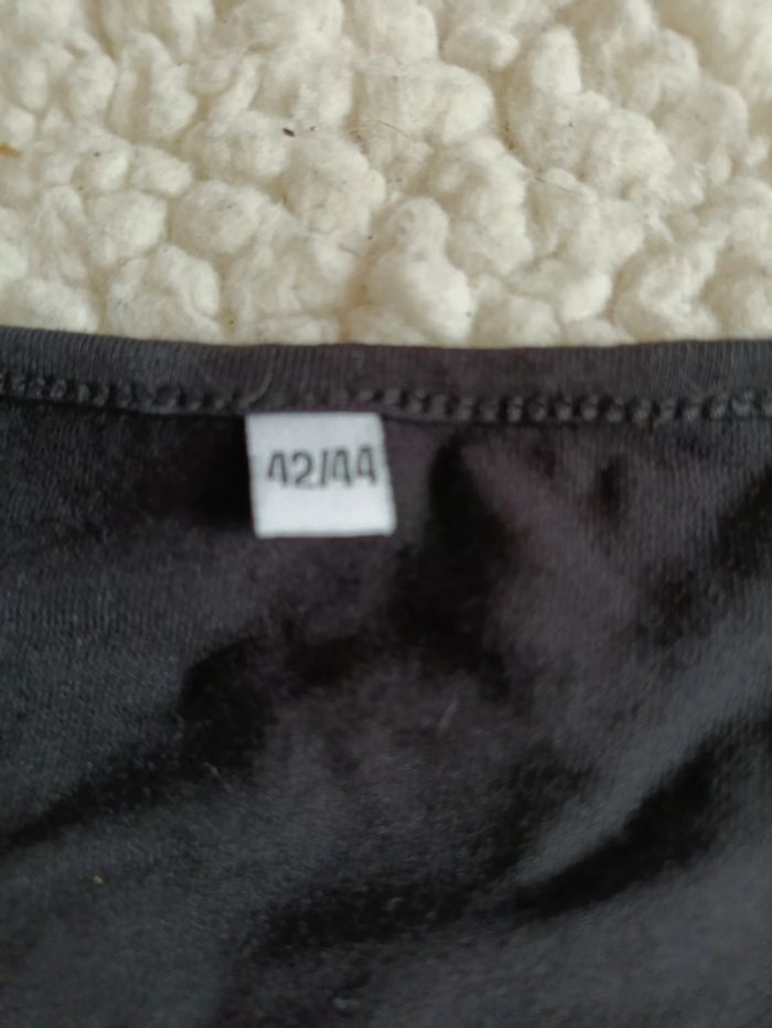 T-shirt noir à col froncé mignon – basique avec détail élégant - photo numéro 3