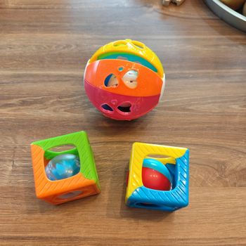 Balle et cubes hochet