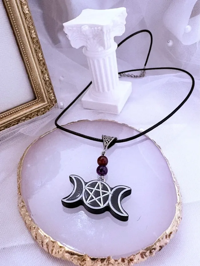 Collier en lien noir avec bijoux Witch et pierres d’améthyste - photo numéro 3
