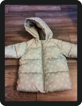 Blouson à capuche bleu clair avec fleur blanche Kiabi Taille 18 mois