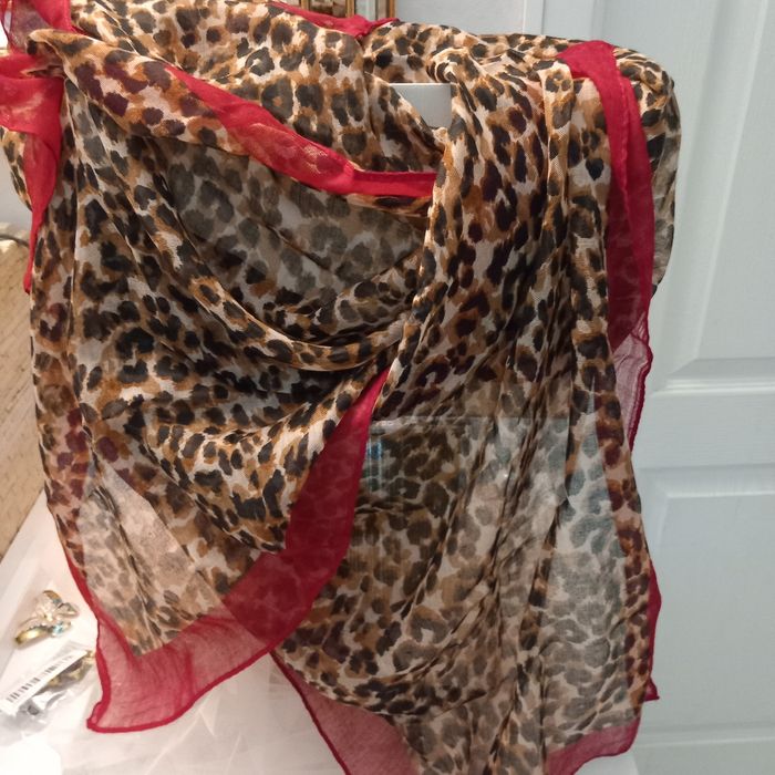 Grande echarpe  impression leopard bordure  rouge - photo numéro 6