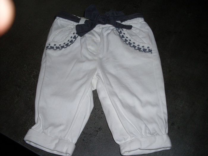 pantalon blanc/marine kitchoun 3 mois en très bon état
